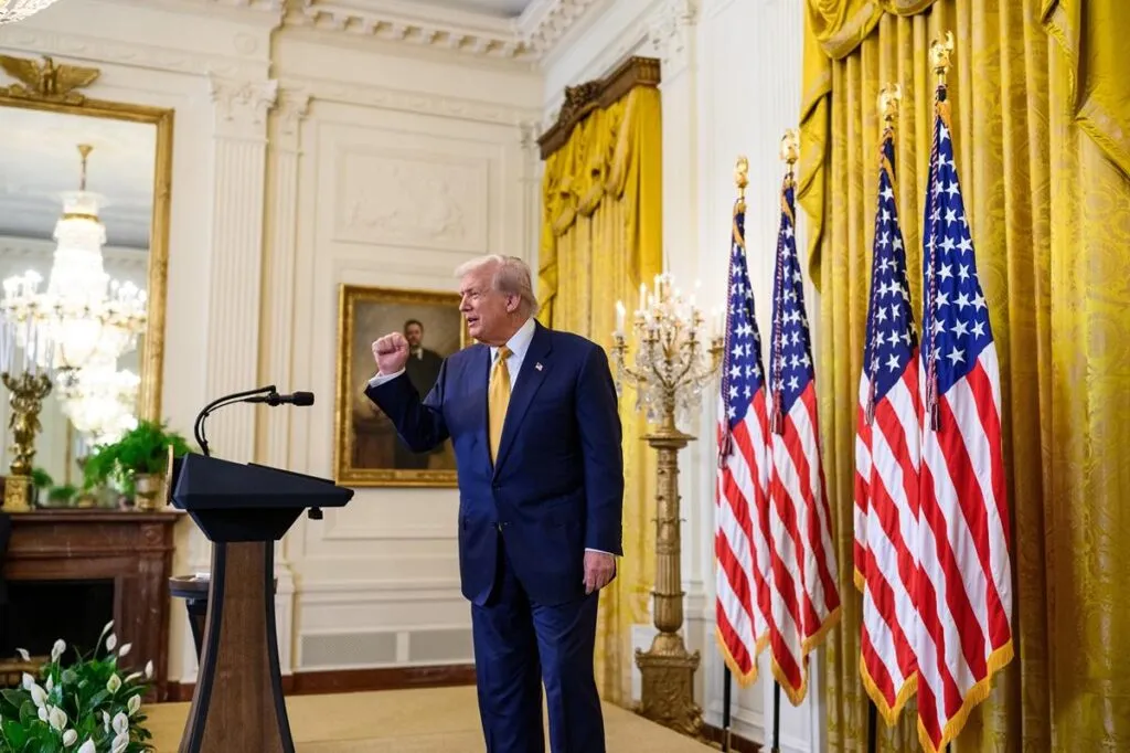 Departamento de Justicia informó en mayo a Donald Trump que su nombre está en los archivos de Epstein