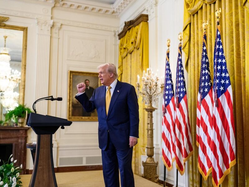 Departamento de Justicia informó en mayo a Donald Trump que su nombre está en los archivos de Epstein