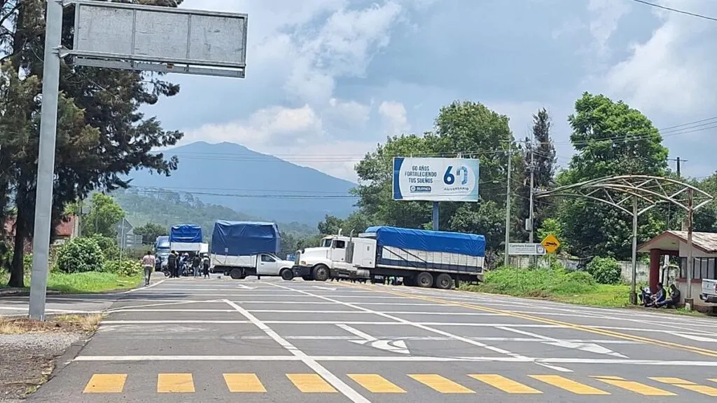 Desactivan bloqueo vial en Tocumbo tras aparición con vida de madre e hija privadas de la libertad