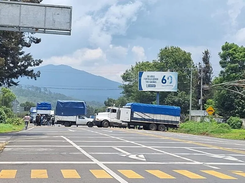 Desactivan bloqueo vial en Tocumbo tras aparición con vida de madre e hija privadas de la libertad