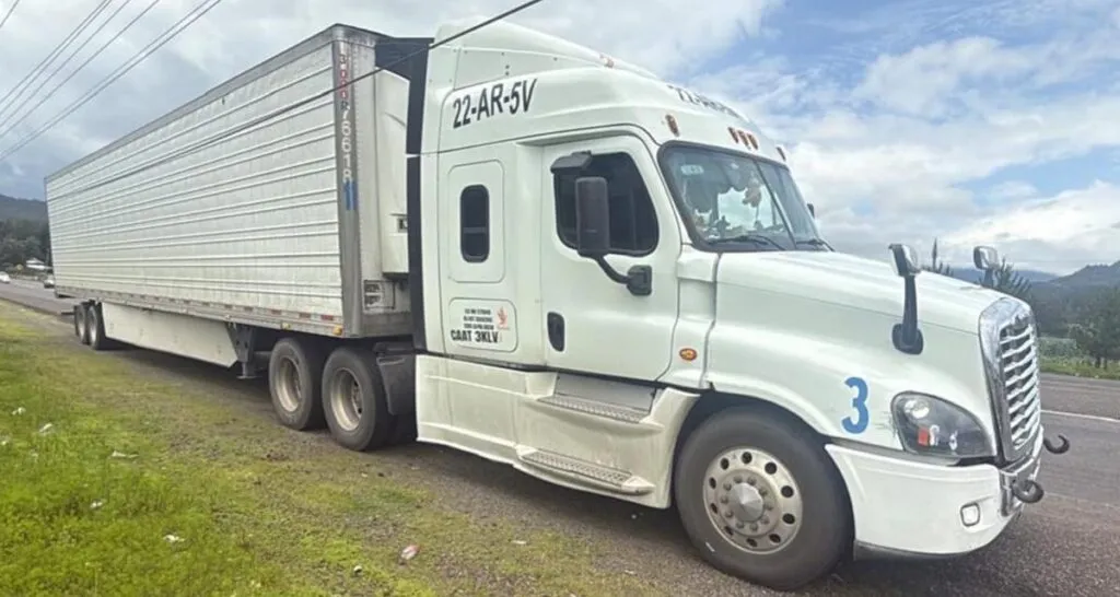 Detienen a trailero con 113 pastillas psicotrópicas en Opopeo, Michoacán