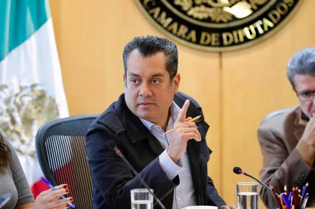 El diputado y Presidente de la Mesa Directiva de la Camara de Diputados, Sergio Gutiérrez acusa a Claudio X González de orquestar una campaña en contra de su esposa, Diana Karina Barreras, "Dato Protegido" por violencia política de género