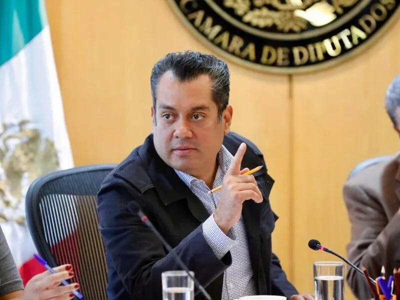 El diputado y Presidente de la Mesa Directiva de la Camara de Diputados, Sergio Gutiérrez acusa a Claudio X González de orquestar una campaña en contra de su esposa, Diana Karina Barreras, "Dato Protegido" por violencia política de género