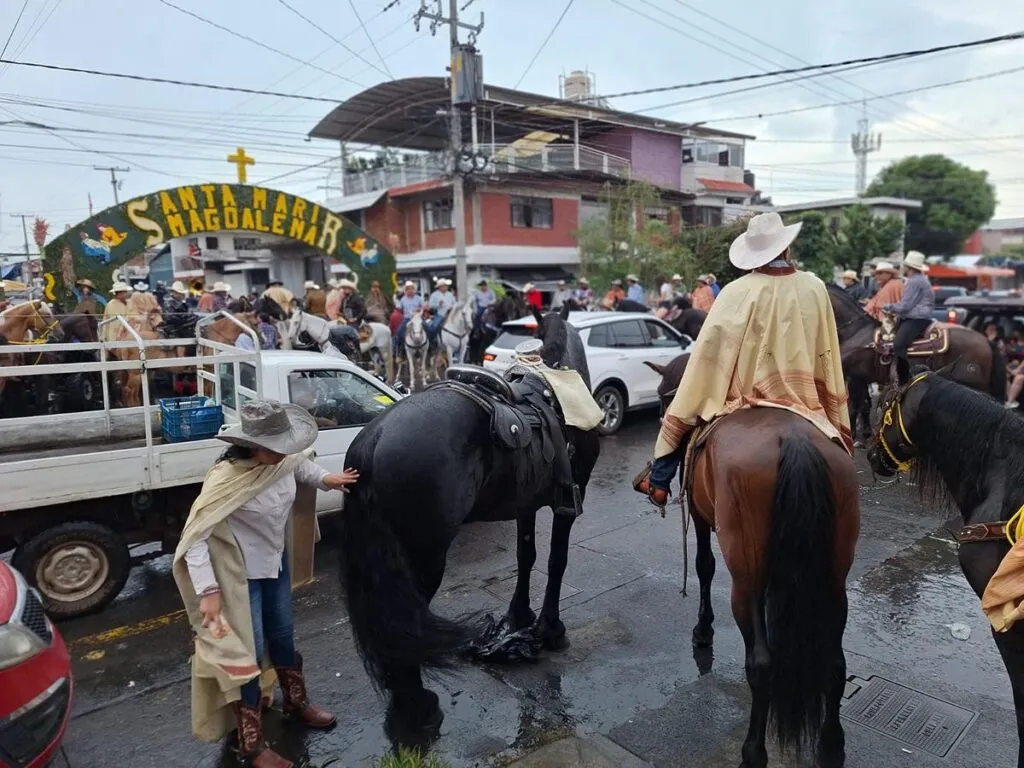 Disparos al aire causan zozobra durante tradicional desfile en Uruapan