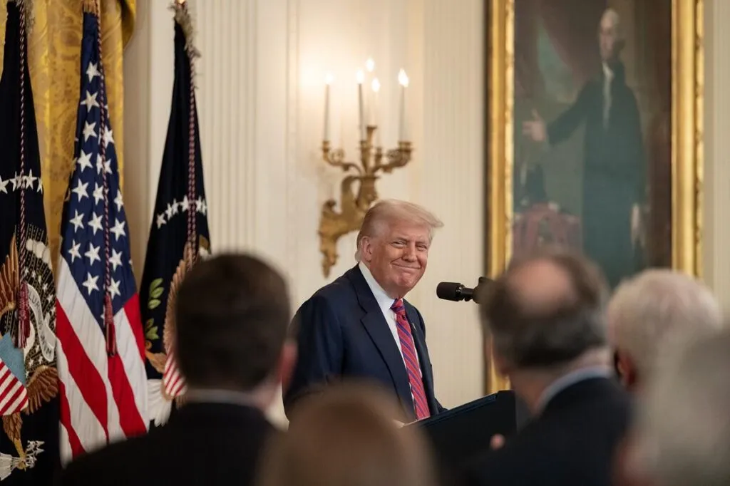 Donald Trump ordena a su administración ir tras Barack Obama-1