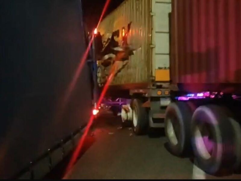 Dos tráileres chocaron en la autopista de Occidente, caseta Zinapécuaro