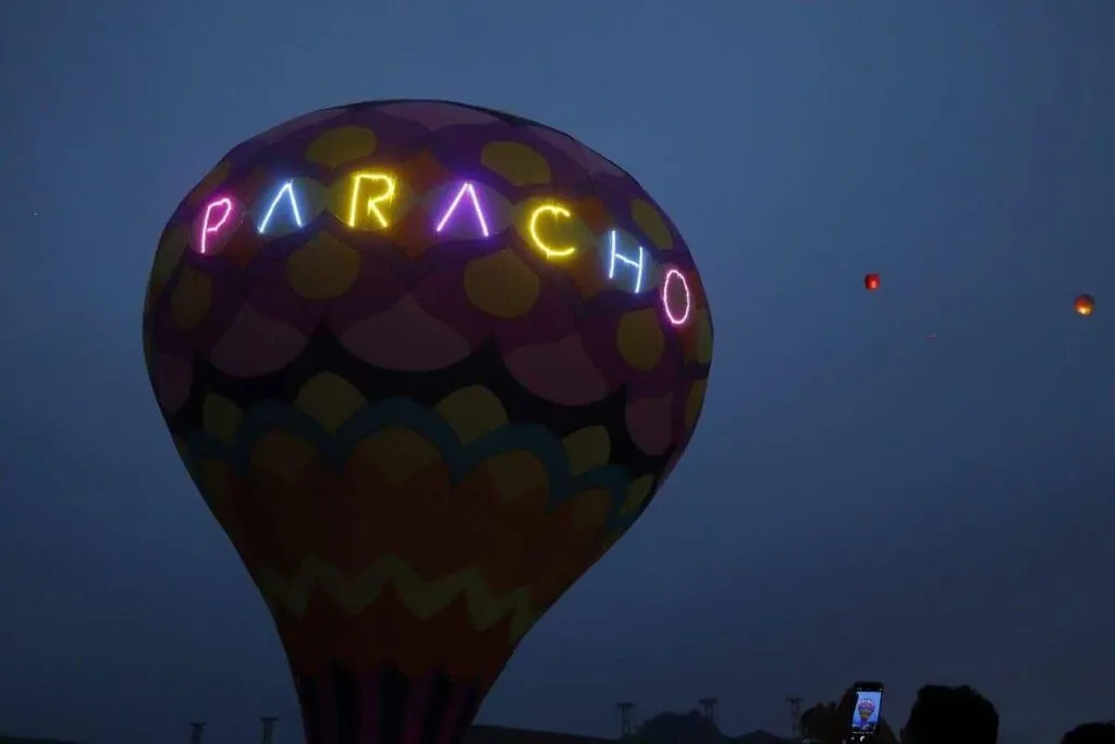 El cielo de Paracho se llena de color con el festival de globos de cantoya-3
