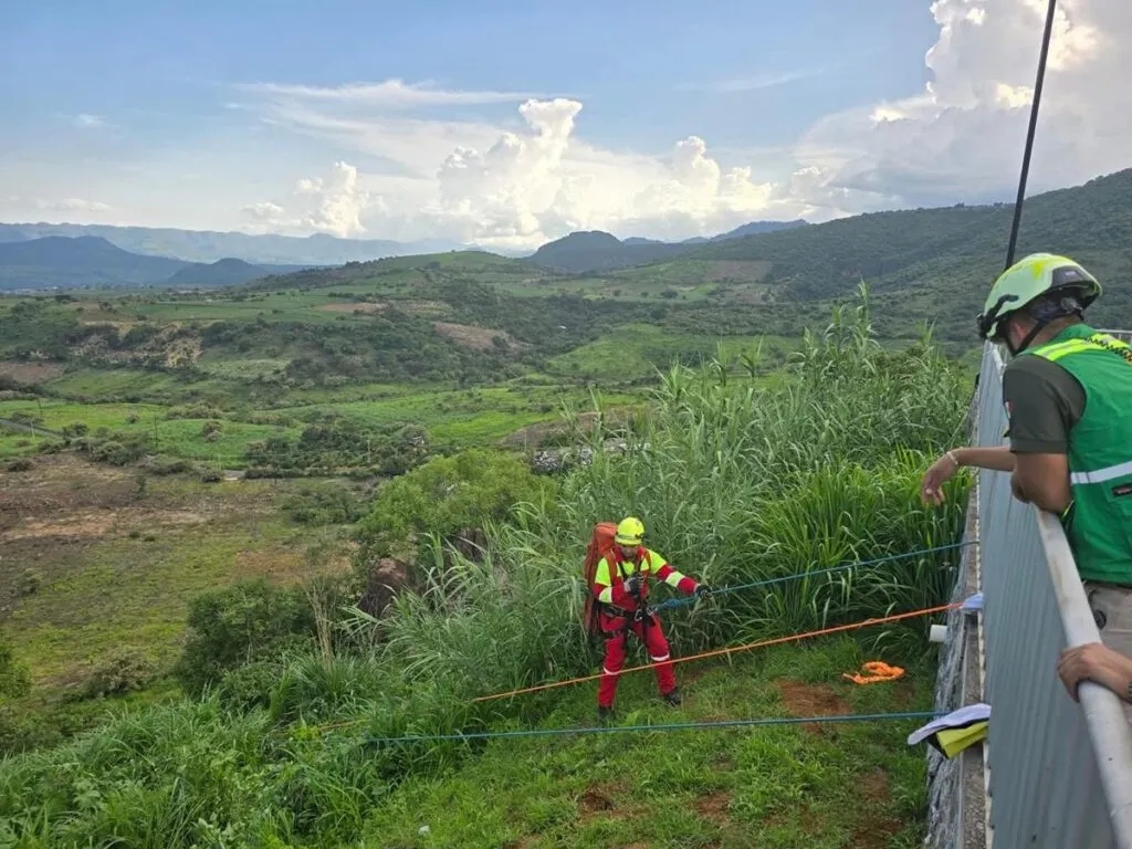 Elementos de auxilio trabajan en el rescate a un hombre que cayó a un barranco en Tarímbaro