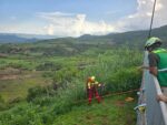 Elementos de auxilio trabajan para rescatar a un hombre que cayó a un barranco en Tacámbaro