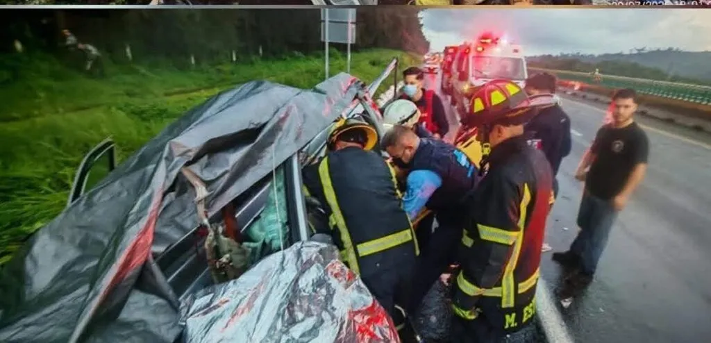En accidente automovilístico cinco personas resultaron lesionadas en la Siglo XXI-1
