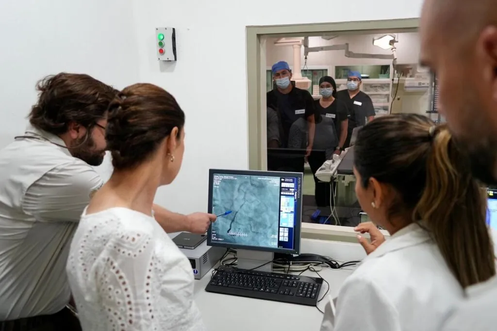 En medio de bloqueos y reclamos laborales, Sheinbaum inaugura sala de hemodinamia en La Paz-1