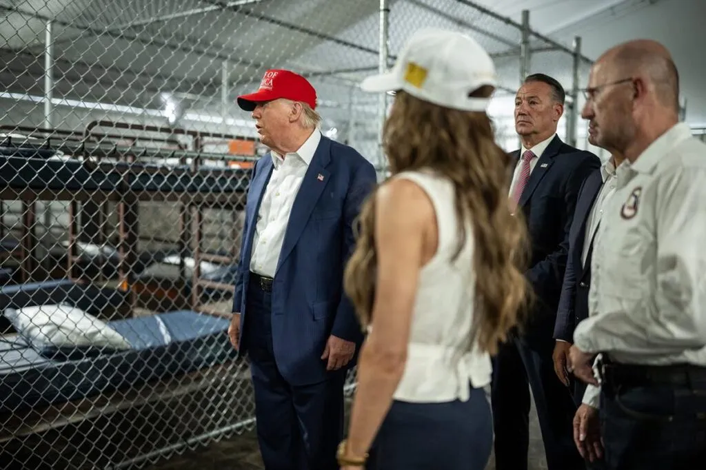 En medio de protestas Trump inaugura el centro de detención de migrantes "Alligator Alcatraz"