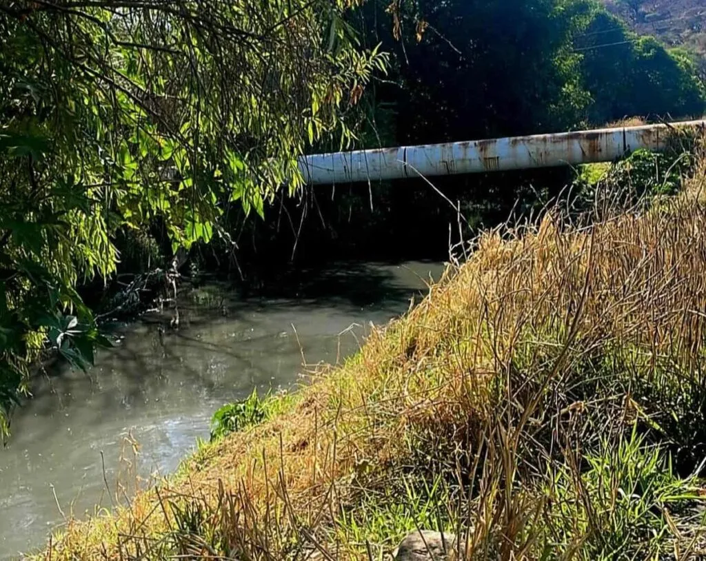 Encuentran cadáver con impactos de bala en río de Atapaneo, Morelia