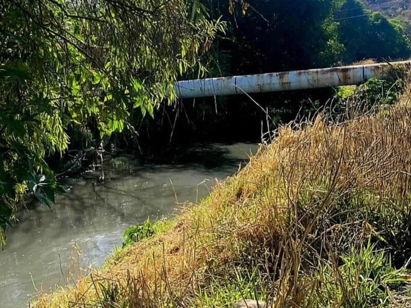 Encuentran cadáver con impactos de bala en río de Atapaneo, Morelia