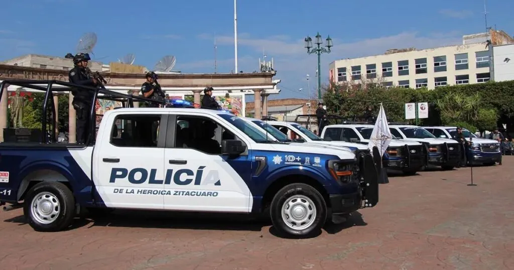 Entrega de patrullas y unidad blindada en Zitácuaro para recuperar la seguridad