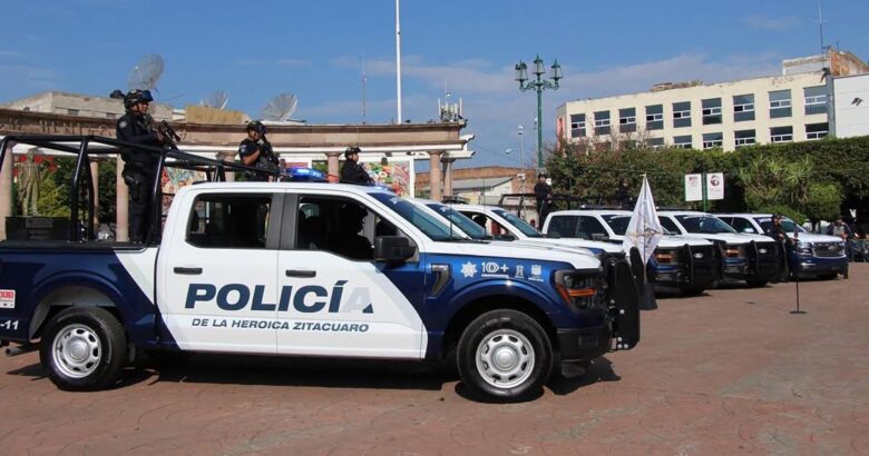 Entrega de patrullas y unidad blindada en Zitácuaro para recuperar la seguridad