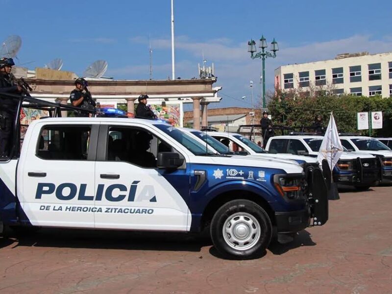Entrega de patrullas y unidad blindada en Zitácuaro para recuperar la seguridad