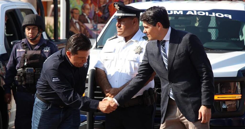 Entrega de patrullas y unidad blindada en Zitácuaro para recuperar la seguridad 2