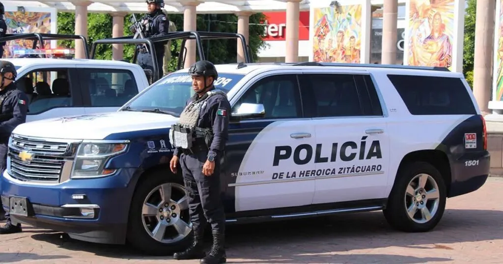 Entrega de patrullas y unidad blindada en Zitácuaro para recuperar la seguridad 2