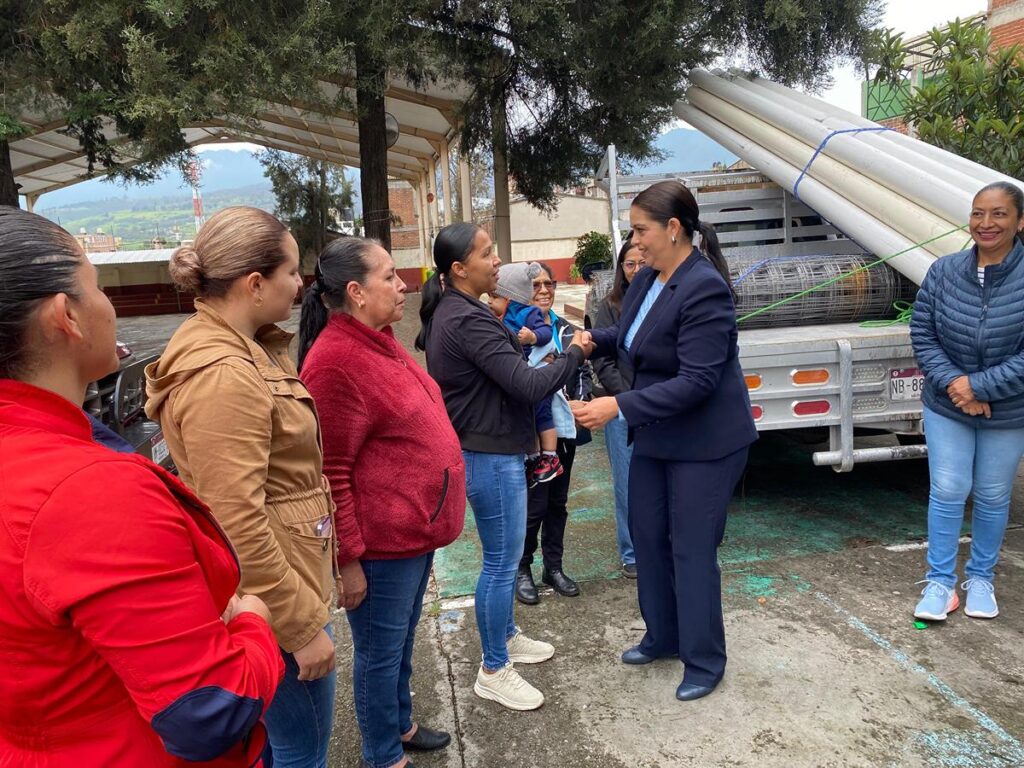 Entrega diputada Tere Herrera material de construcción a Escuela Primaria 18 de Marzo en Hidalgo