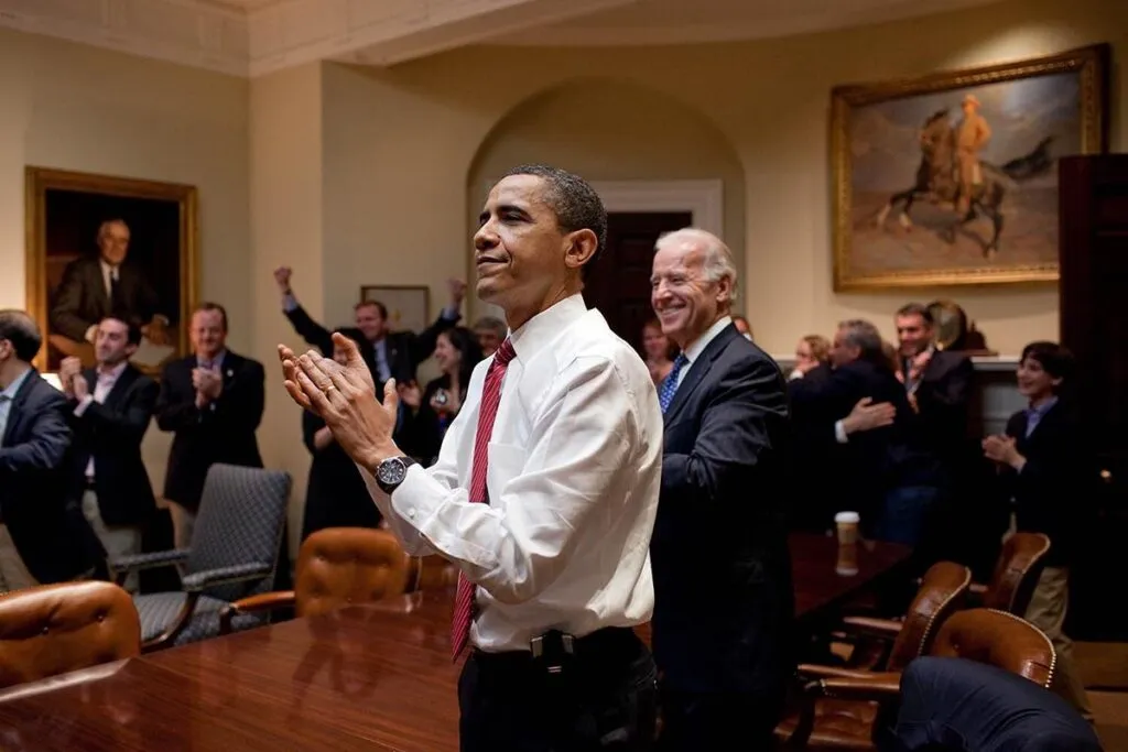 "Es ridícula y un débil intento de desviar la atención": Obama responde a Trump, acusa traición