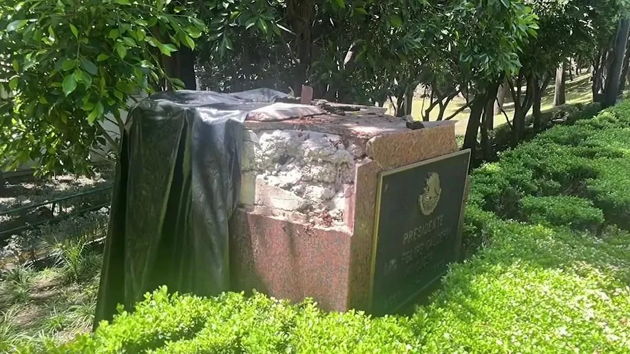 Estatua de Felipe Calderón derribada por un árbol será restaurada