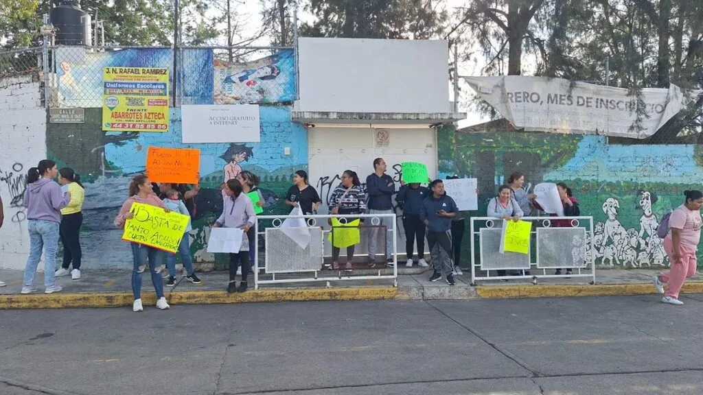 exigen destitución de directora en jardín de niños de Morelia