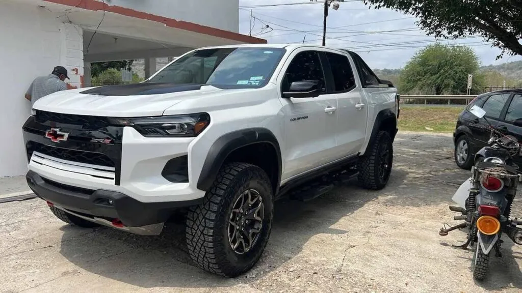 Familia de Tamaulipas sufre asalto armado en Uruapan; les roban camioneta frente a salón de eventos San Rafael. Autoridades buscan el vehículo y a los responsables