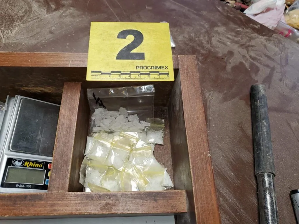 FGE asegura más de mil 900 dosis de metanfetamina tras orden de cateo en Morelia