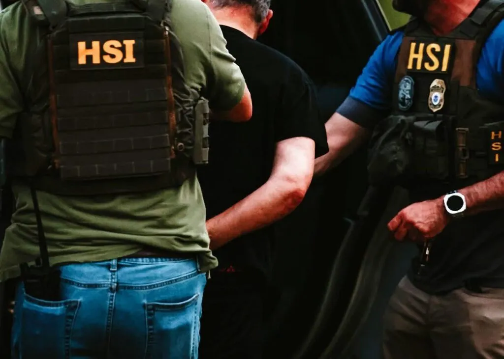 Florida lanza campaña para denunciar a exparejas migrantes irregulares en EU