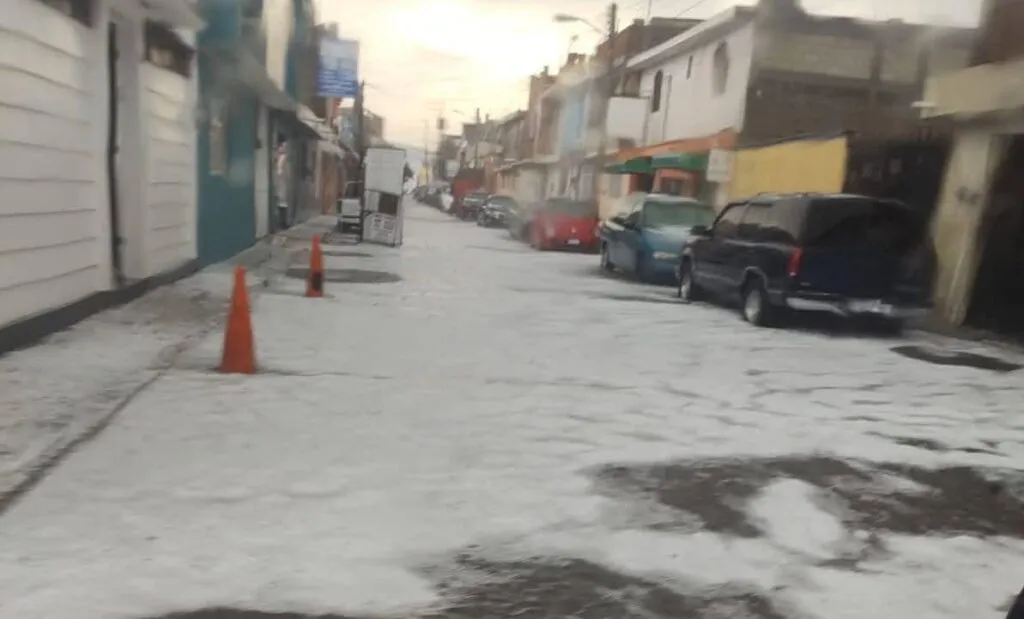 Granizada provoca techumbre desplomada en Maravatío
