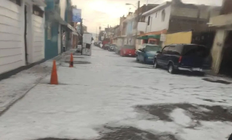 Granizada provoca techumbre desplomada en Maravatío