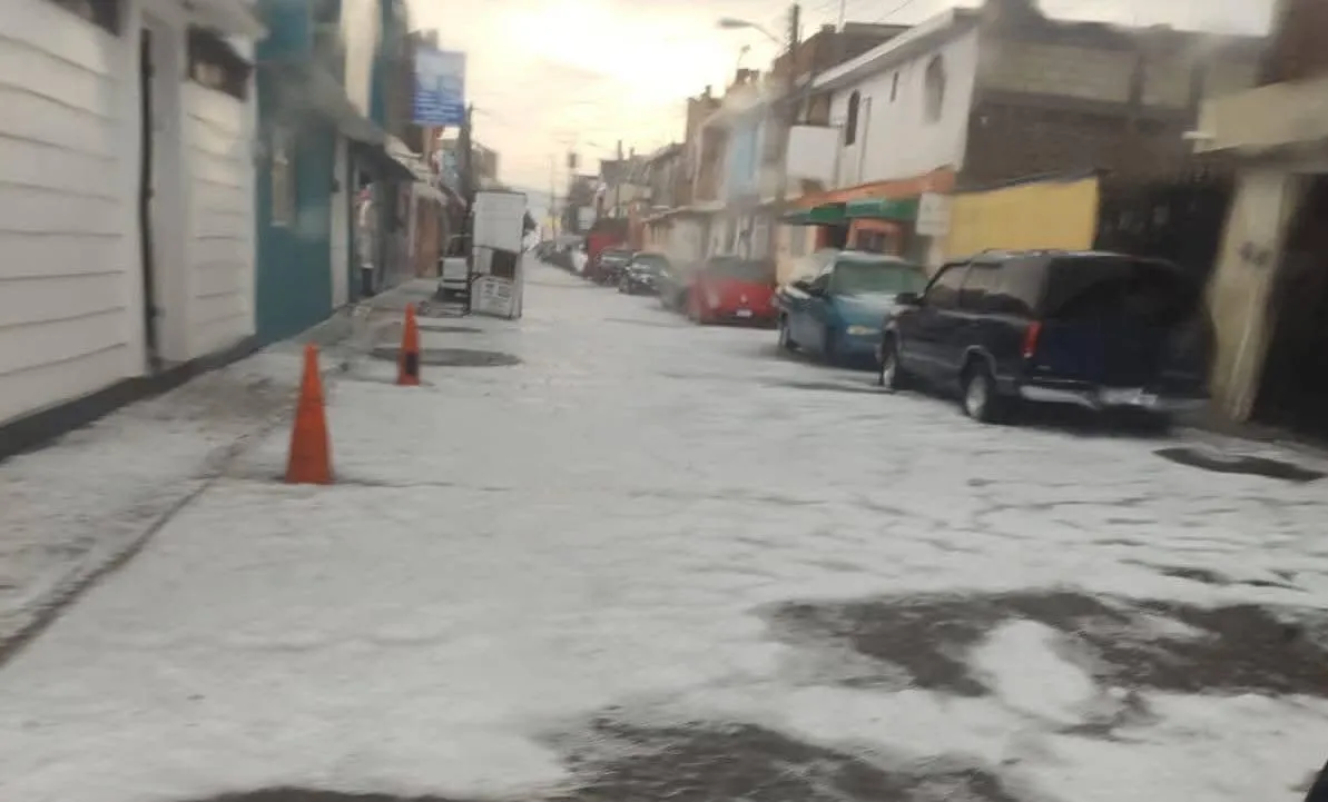 Granizada provoca techumbre desplomada en Maravatío