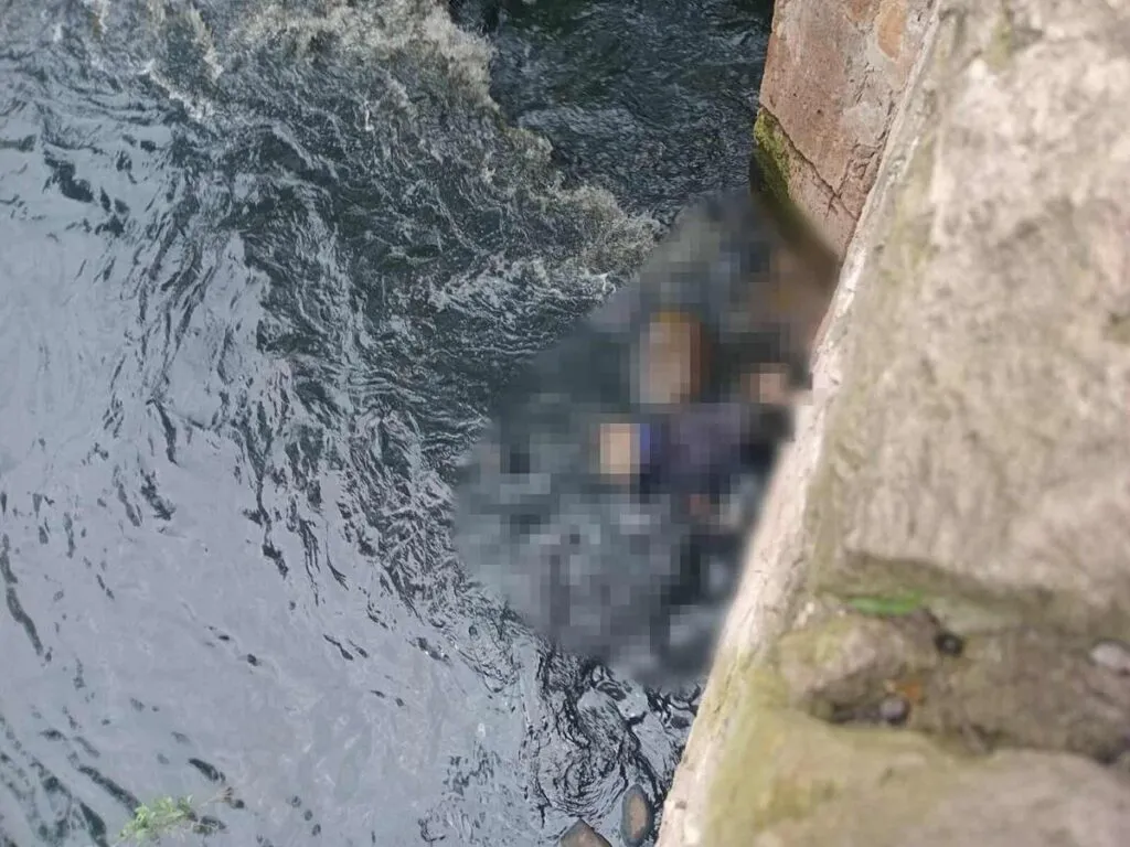 Hallan cadáver baleado de hombre en río de Atapaneo