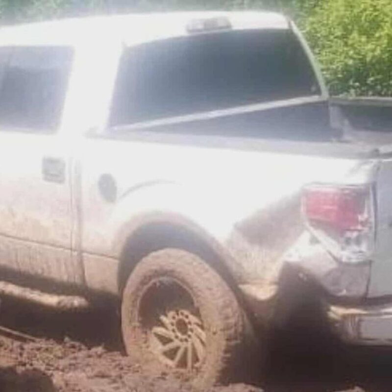 Asesinan a un hombre al interior de su vehículo en Charo