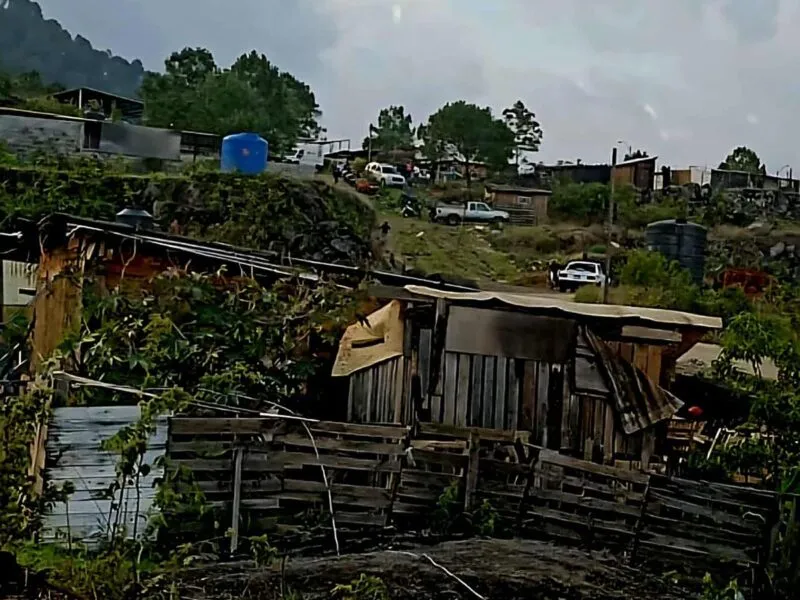 Hombre es ejecutado a balazos dentro de su domicilio en “El Zapien”, en Uruapan