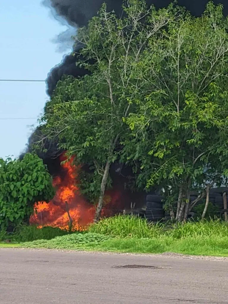 Incendio en Vulcanizadora de Apatzingán: Queman 50 Llantas y el Responsable Huye-1