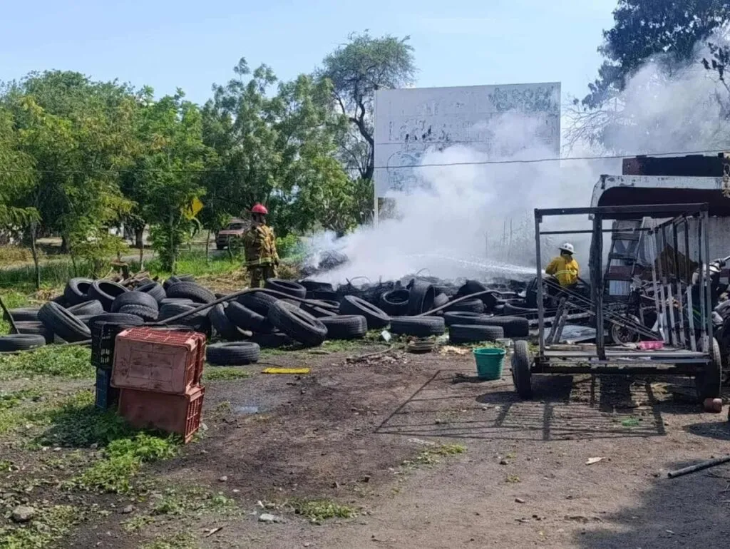 Incendio en Vulcanizadora de Apatzingán: Queman 50 Llantas y el Responsable Huye