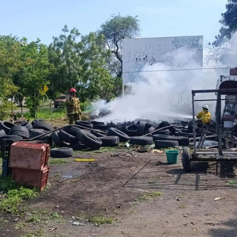 Incendio en vulcanizadora de Apatzingán: Queman llantas y el responsable huye