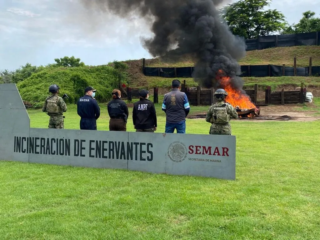 Incinera Semar más de 491 kilos de droga decomisada en Lázaro Cárdenas