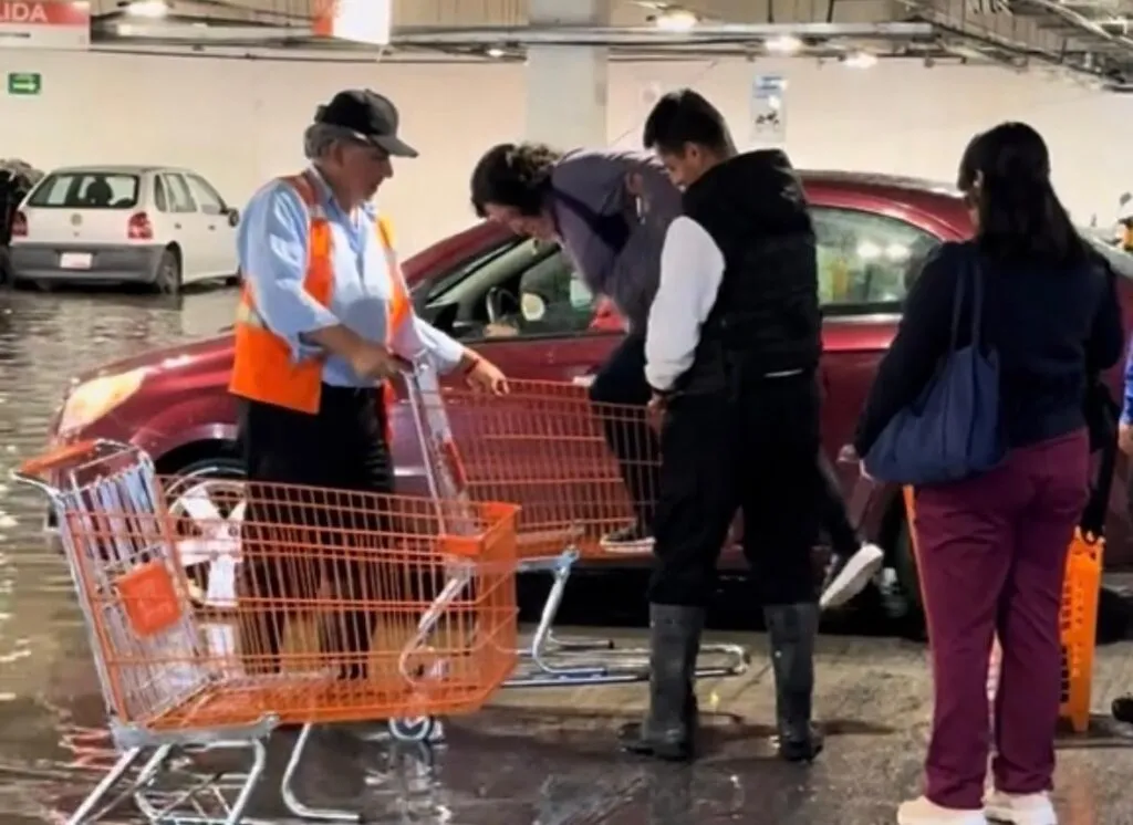 Ingenio mexicano: Usa carrito de super para transportar a clientes durante inundaciones en Puebla-1