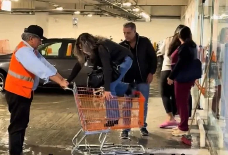 Ingenio mexicano: Usa carrito de super para transportar a clientes durante inundaciones en Puebla
