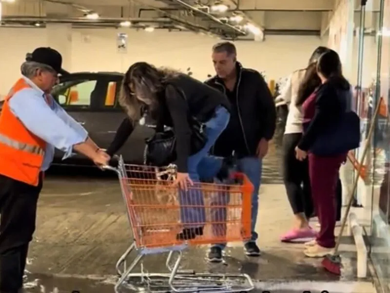 Ingenio mexicano: Usa carrito de super para transportar a clientes durante inundaciones en Puebla