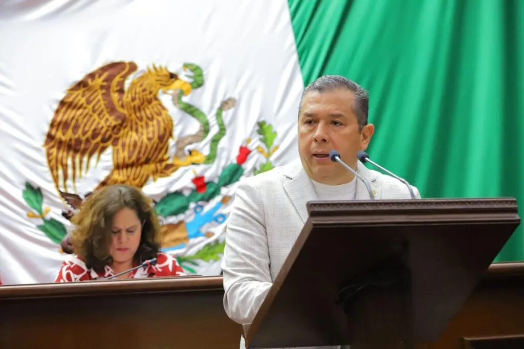 Juan Carlos Barragán presenta iniciativa para transformar adeudos de agua en inversión educativa