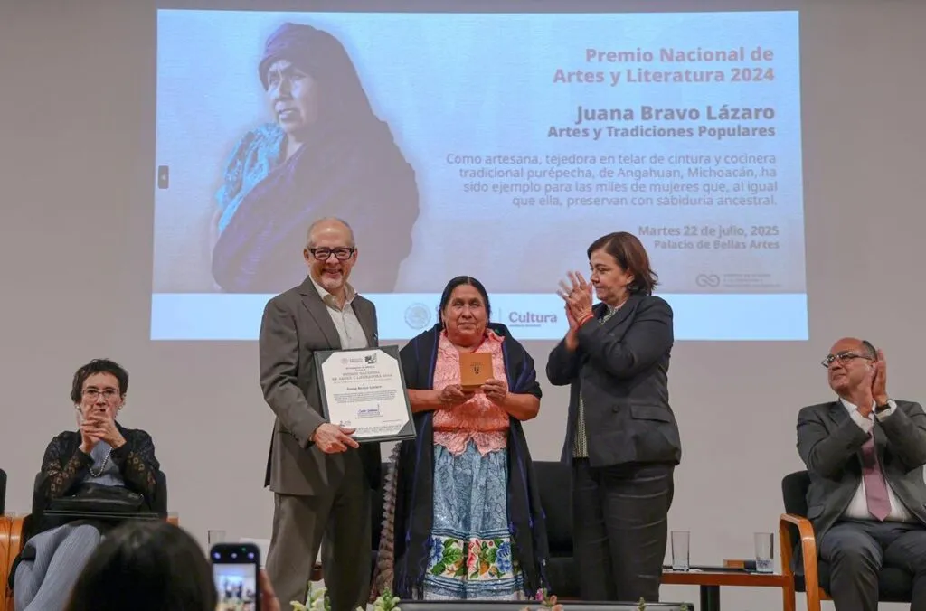 Juanita Bravo pone en alto a Michoacán, recibe Premio Nacional de las Artes-3