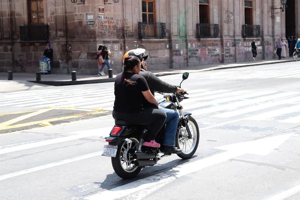 Llaman en Michoacán a usar casco para evitar accidentes de moto mortales