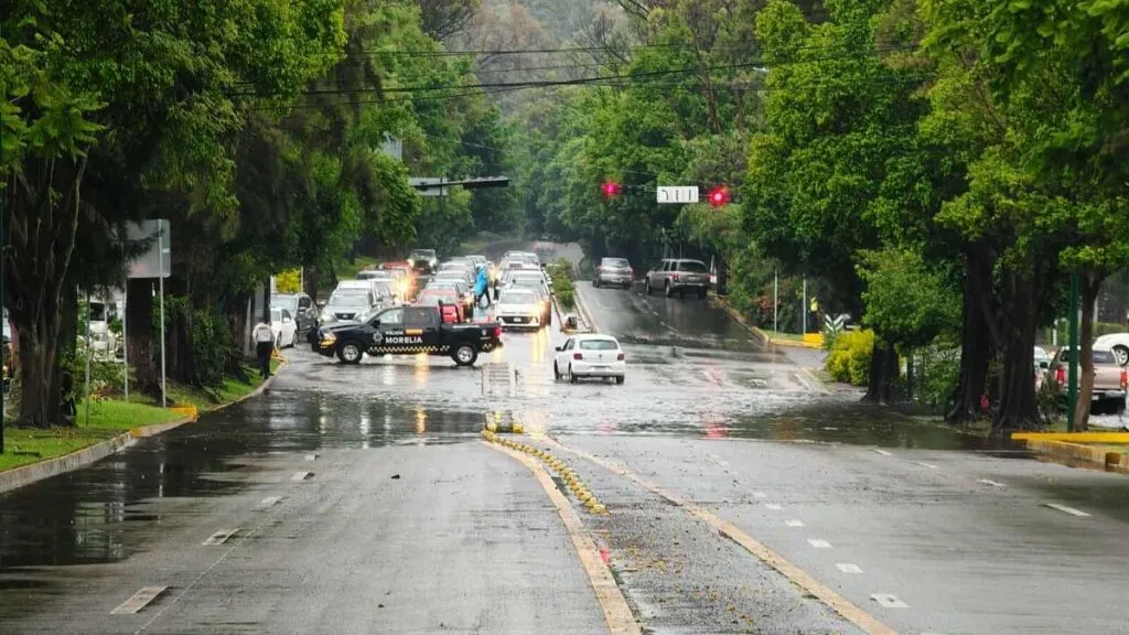 Lluvias provocan encharcamientos e inundaciones en Morelia-1