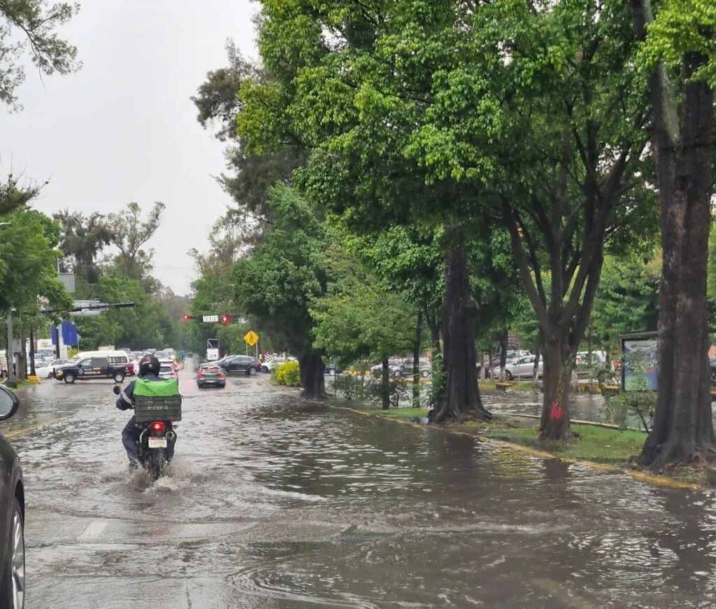 Lluvias provocan encharcamientos e inundaciones en Morelia