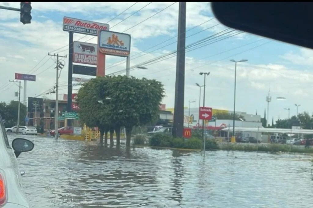 Lluvias provocan encharcamientos e inundaciones en Morelia-2