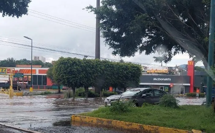Lluvias provocan encharcamientos e inundaciones en Morelia-3